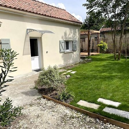 Petite Maison Avec Jardin Au Calme 弗卢瓦拉克 外观 照片
