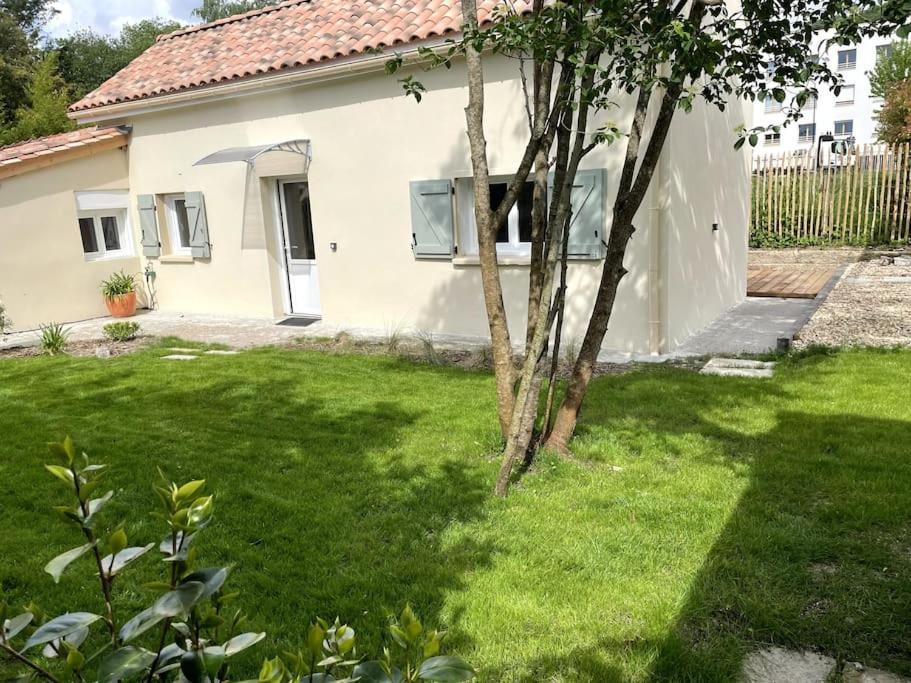 Petite Maison Avec Jardin Au Calme 弗卢瓦拉克 外观 照片
