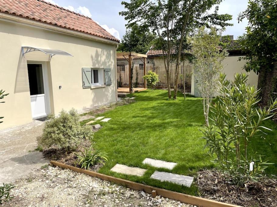 Petite Maison Avec Jardin Au Calme 弗卢瓦拉克 外观 照片