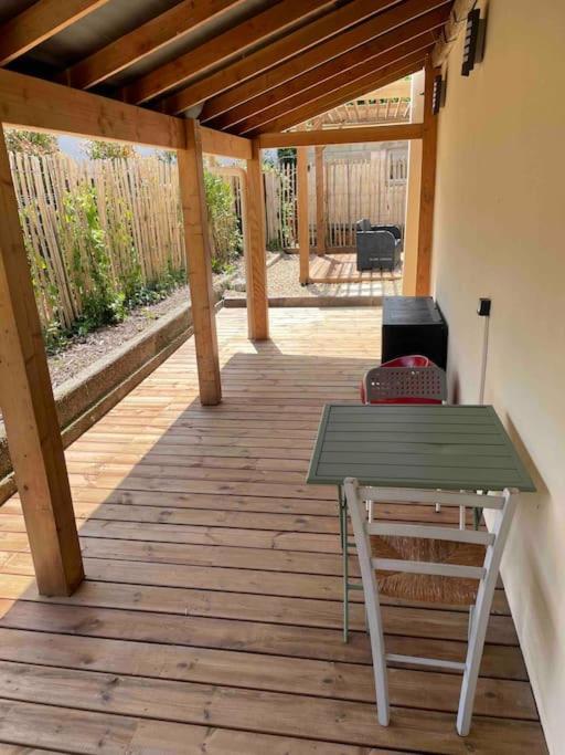 Petite Maison Avec Jardin Au Calme 弗卢瓦拉克 外观 照片