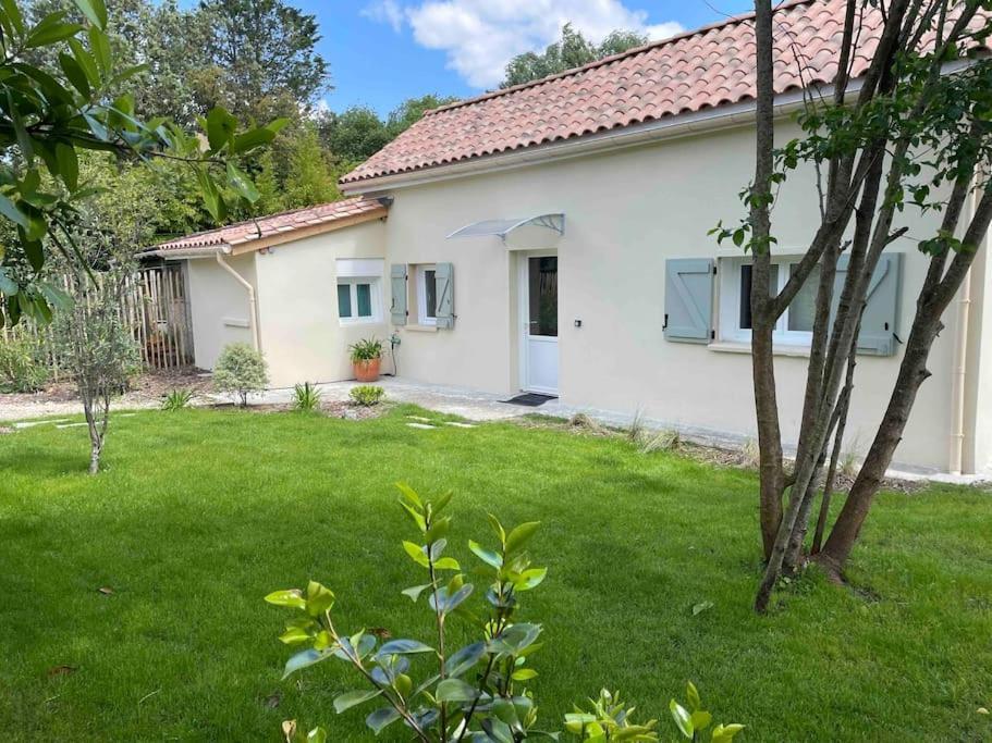 Petite Maison Avec Jardin Au Calme 弗卢瓦拉克 外观 照片