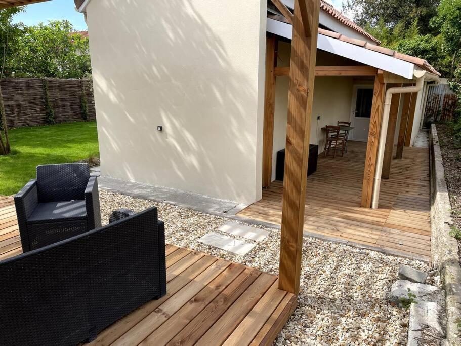 Petite Maison Avec Jardin Au Calme 弗卢瓦拉克 外观 照片